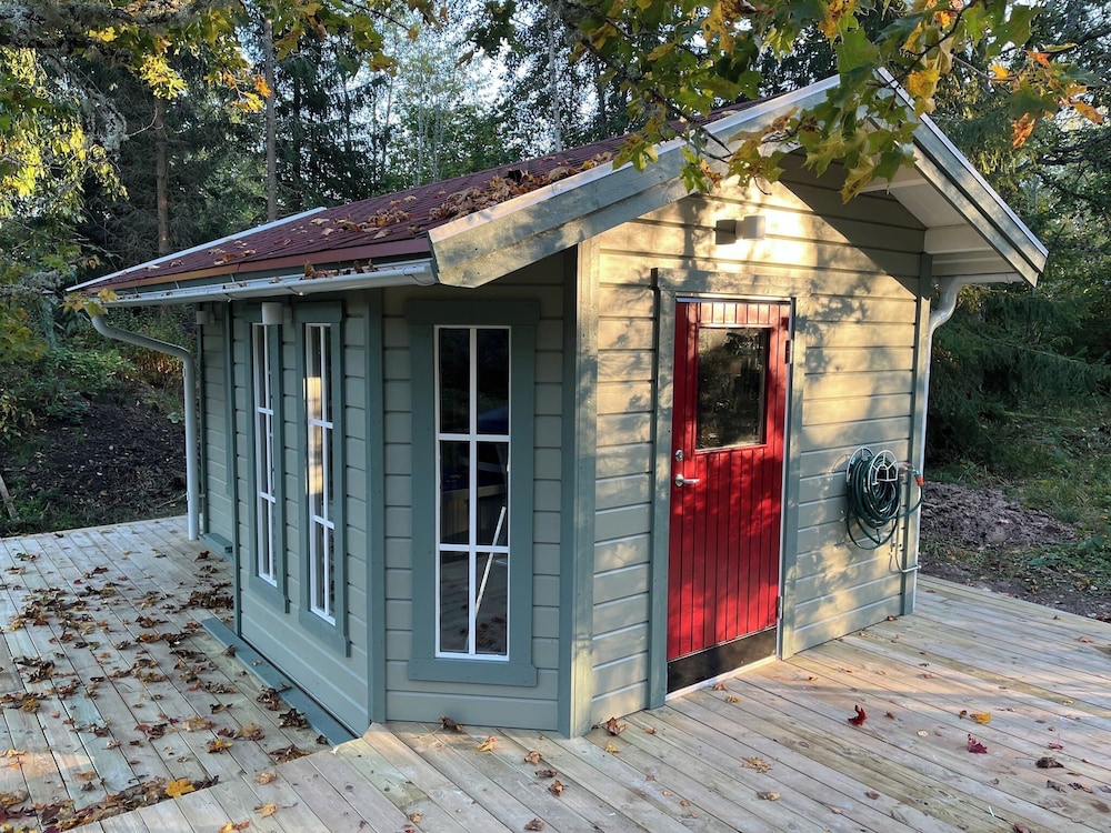 House with Hot Tub and Sauna 300 near the Lake