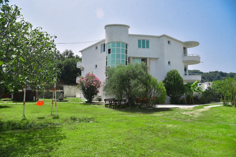 Convenient Flat w Garden and Balcony in Ulcinj view 3