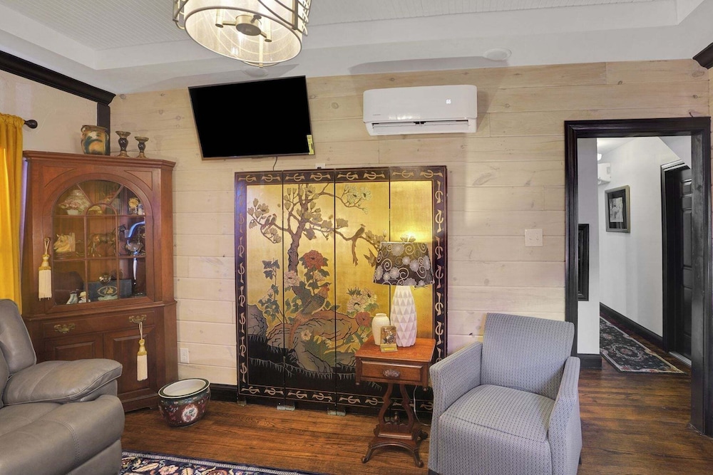 Historic 1920s Stay, Columbia House Unit A 1 Bedroom Apts