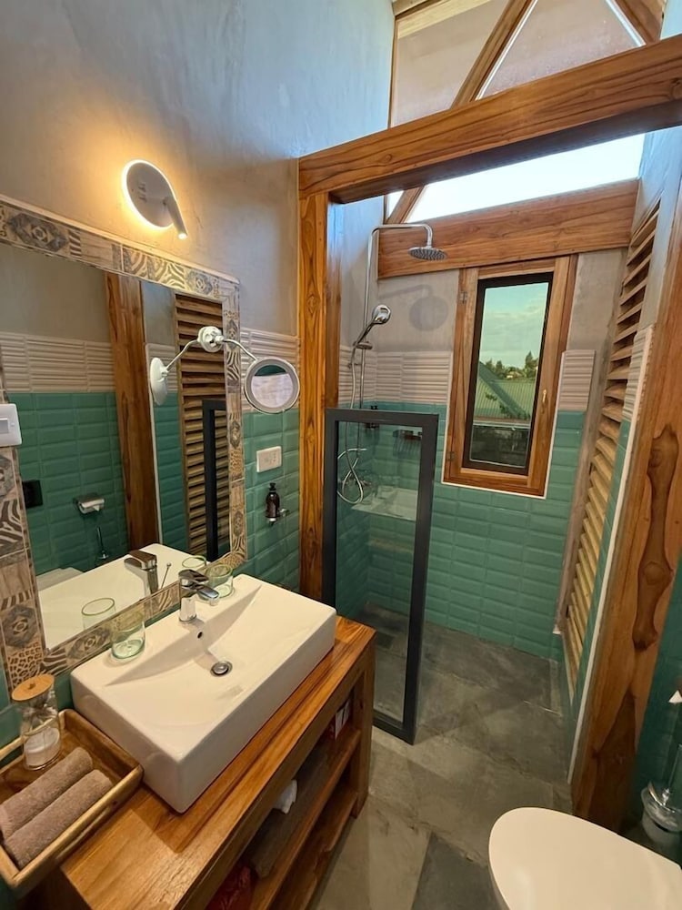 Moyoni Africa Lodge & Tours