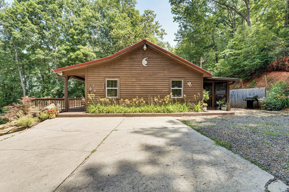 Screened Porch, Deck + Mtn Views: Andrews Retreat!