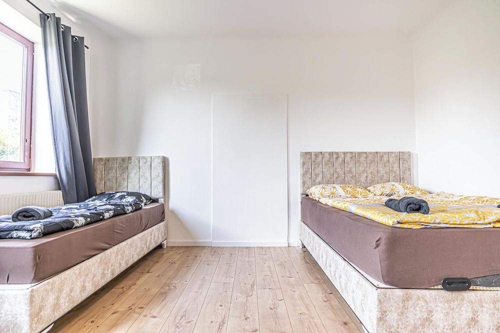 Cozy 3BR Apt with Garden Sleeps 10