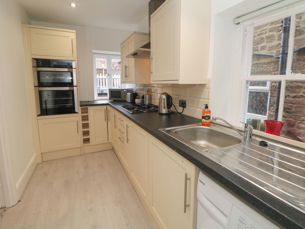 15 Calton View