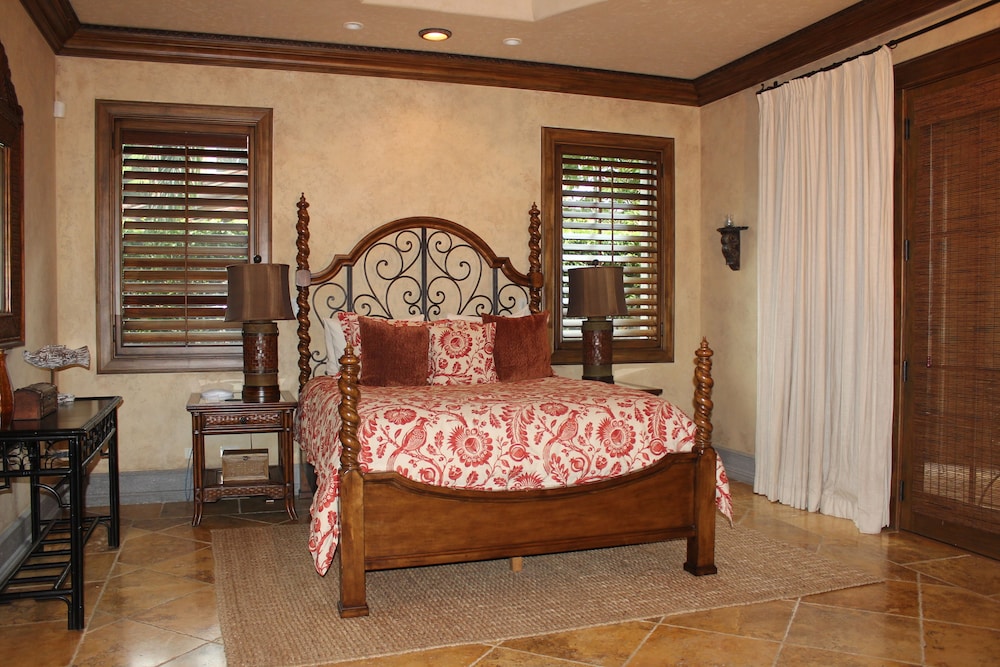 CR Luxury Los Sueños Condos