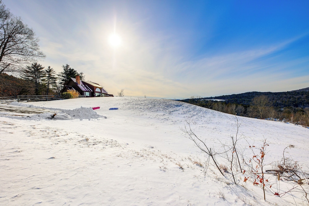 Hot Tub, Fire Pit & Grill: Remote Springfield Home