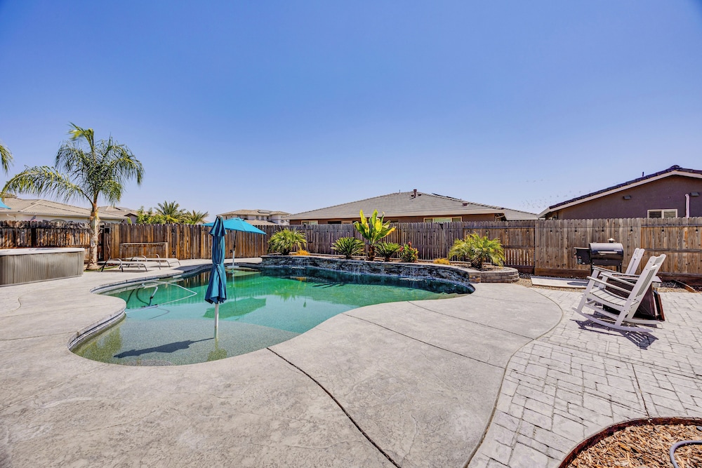 1 Mi to Golf! Spacious & Modern Home in Dinuba