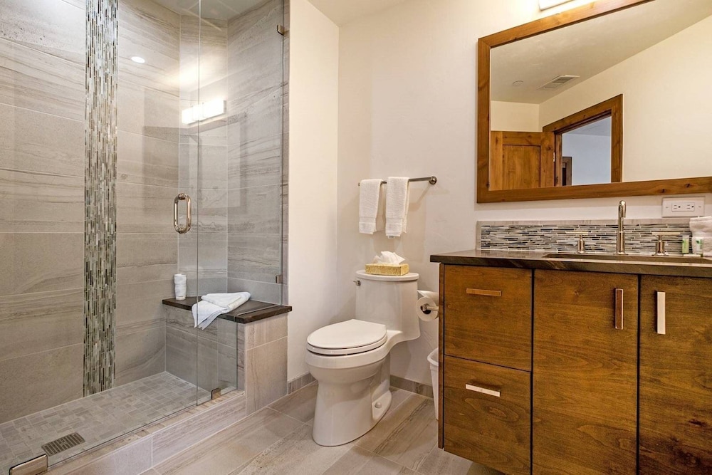 Luxe 4 Bedroom Beaver Creek Lodge Condo With ski in, ski out Access