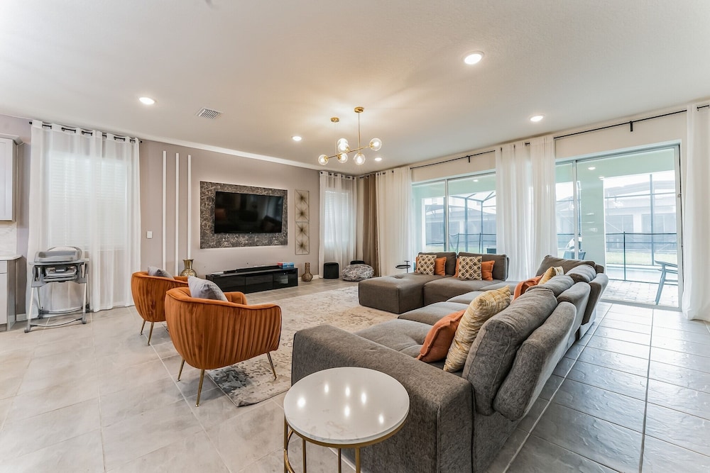 Coconut Breeze With Private Backyard Pool And Spa 5 Bedroom Home