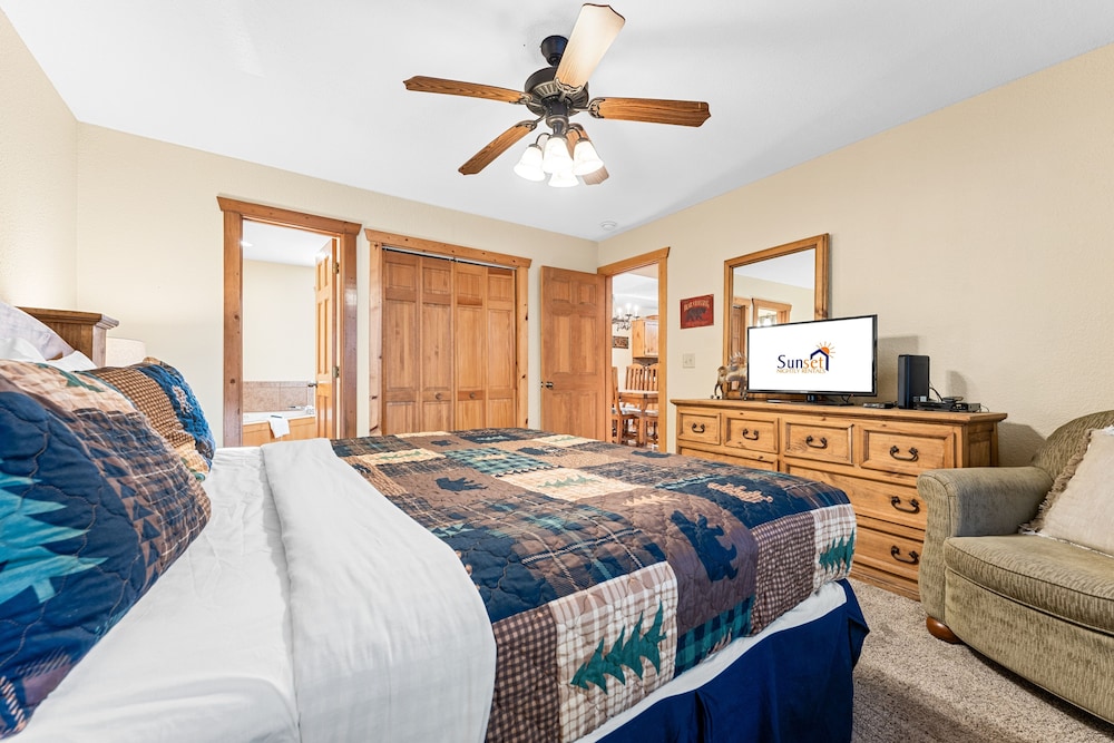 River's Creek 4 Bedroom Cabin by RedAwning