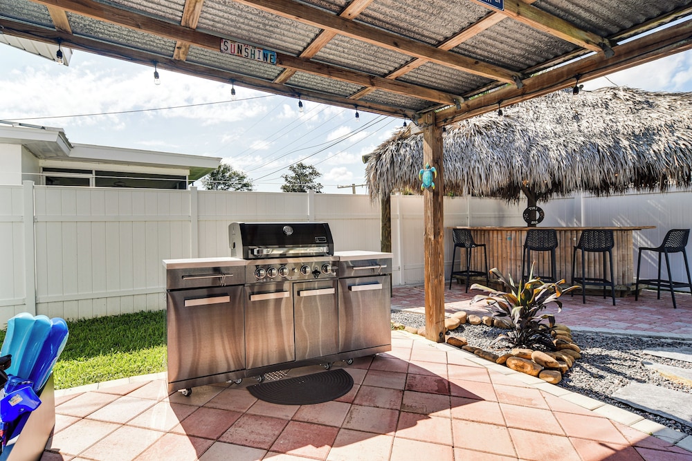 4 Mi to Indian Rocks Beach: Home w/ Backyard Oasis