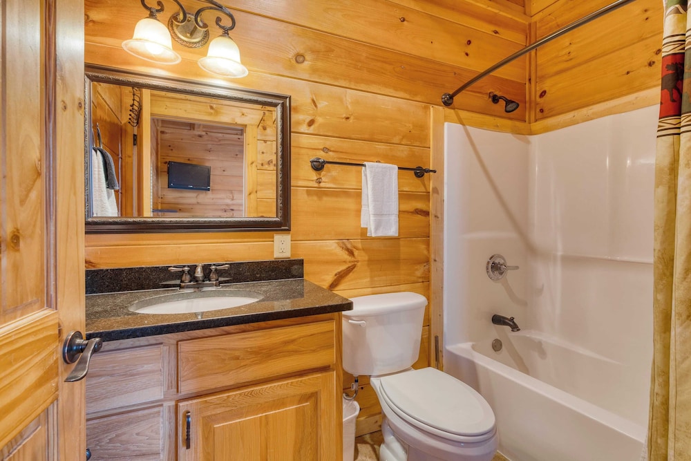 Luxury Cabin w/ Elevator, Theater & Hot Tub Near Dollywood Smoky Vista Lodge