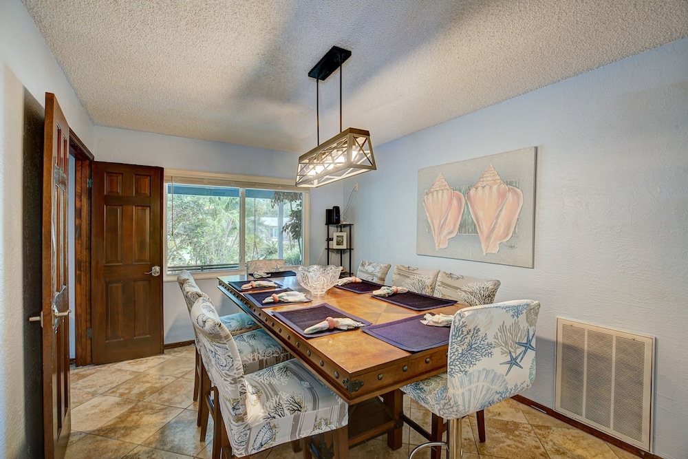 Spacious 4 3 Retreat- Heated Pool-playroom