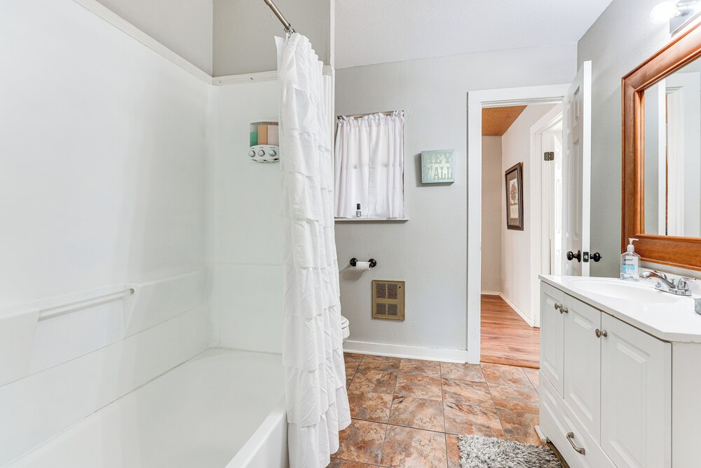 2 Mi to Landa Park: Farmhouse w/ Fire Pit!