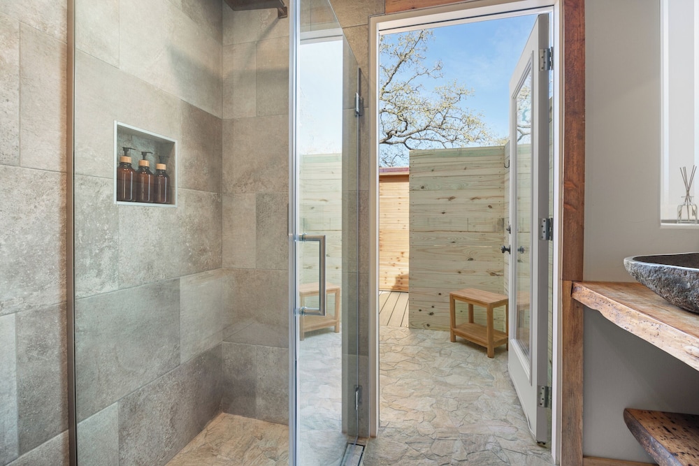 Secluded Luxury Couples cabin Sauna Pool