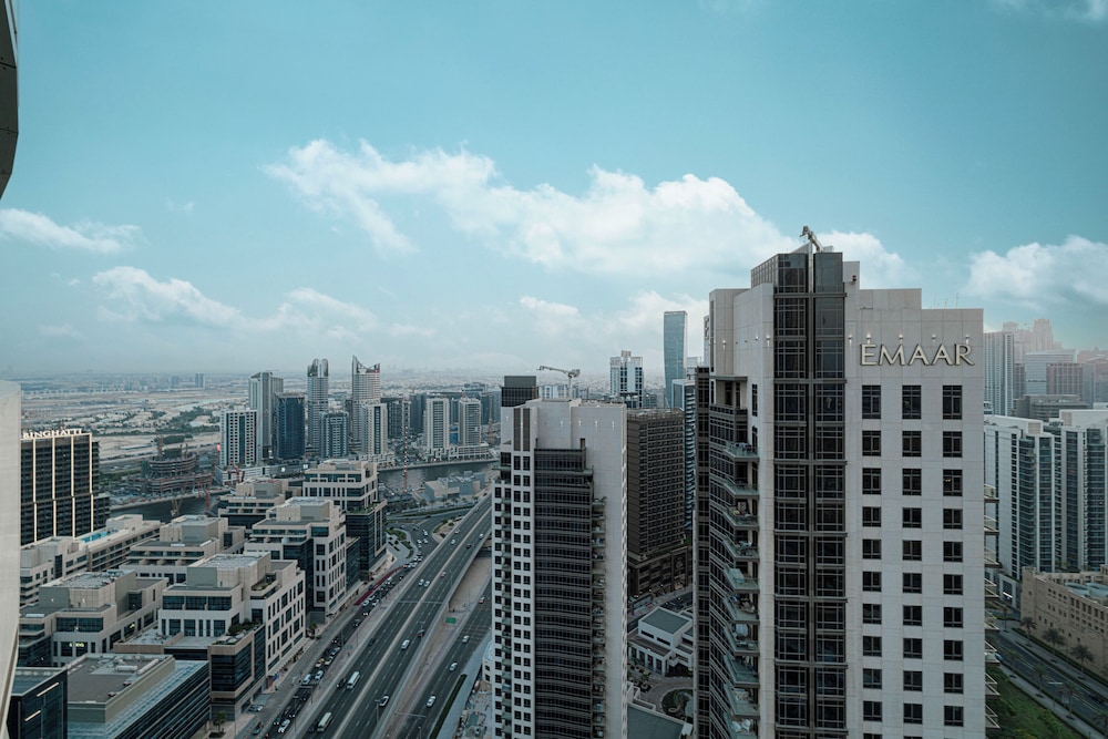 DAMAC Suites by Hostiva – Burj & Fountain