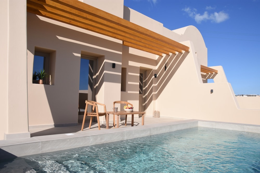 Santorini - Villa - Sleeps 4 - Pool - Parking photo 3