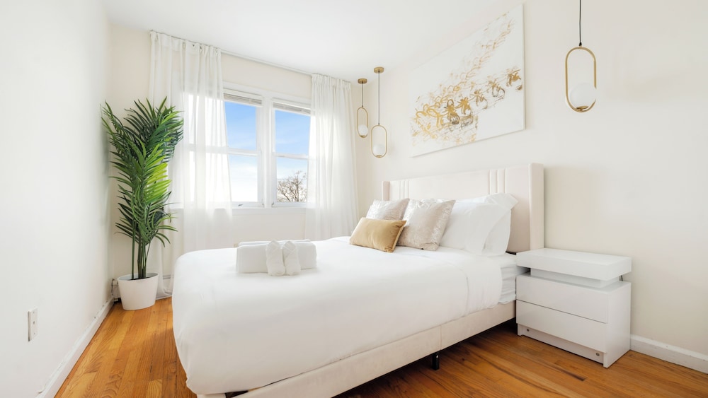 Luxury NYC Home with Free Parking for 12