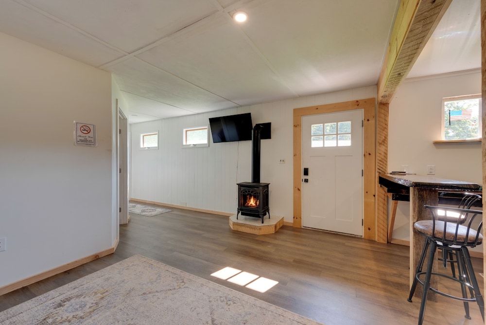 Hillsgrove Creekside Cabin: Close to Hiking