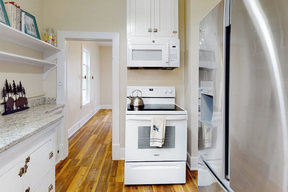 2BR Home w/ Mountain View, W & D, Private Yard