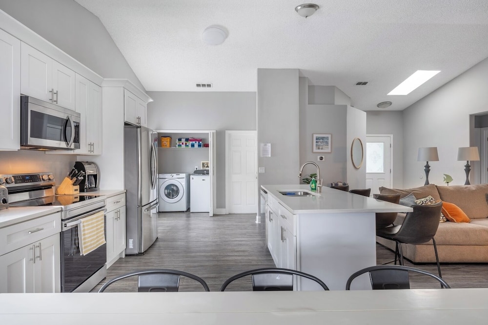 Heated Pool & Bathtub 4BR Near Disney