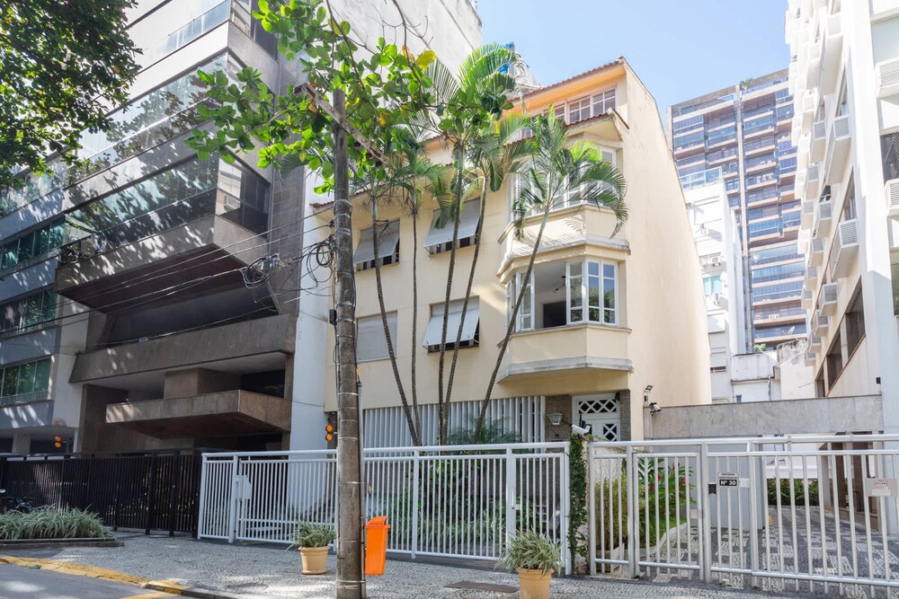 Leblon Coast Amazing 3 Bedroom in Leblon