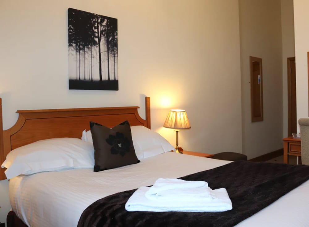 Dunfermline Vacations - The City Hotel - Property Image 6