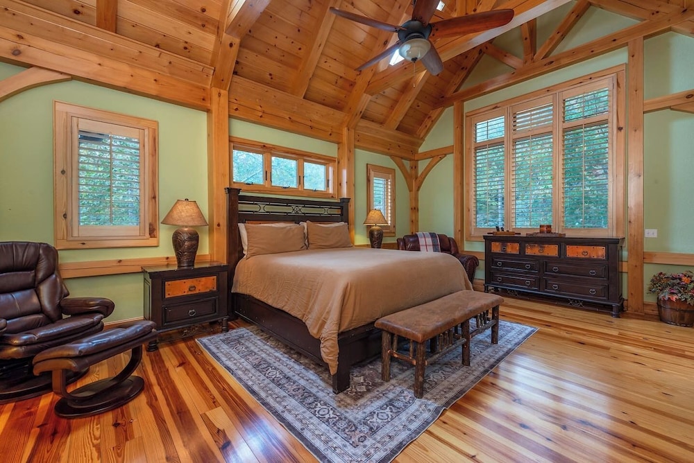 Luxe Riverfront Escape Mtn Views Pickleball Ct