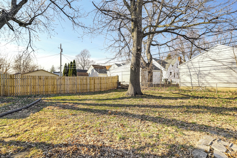2 Mi to UD: Pet-friendly Home w/ Fenced Yard!