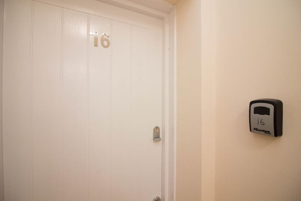 Stayzo Castle Penthouse 16- A Clean Fresh Modern Apartment With Free Wi-fi view 3