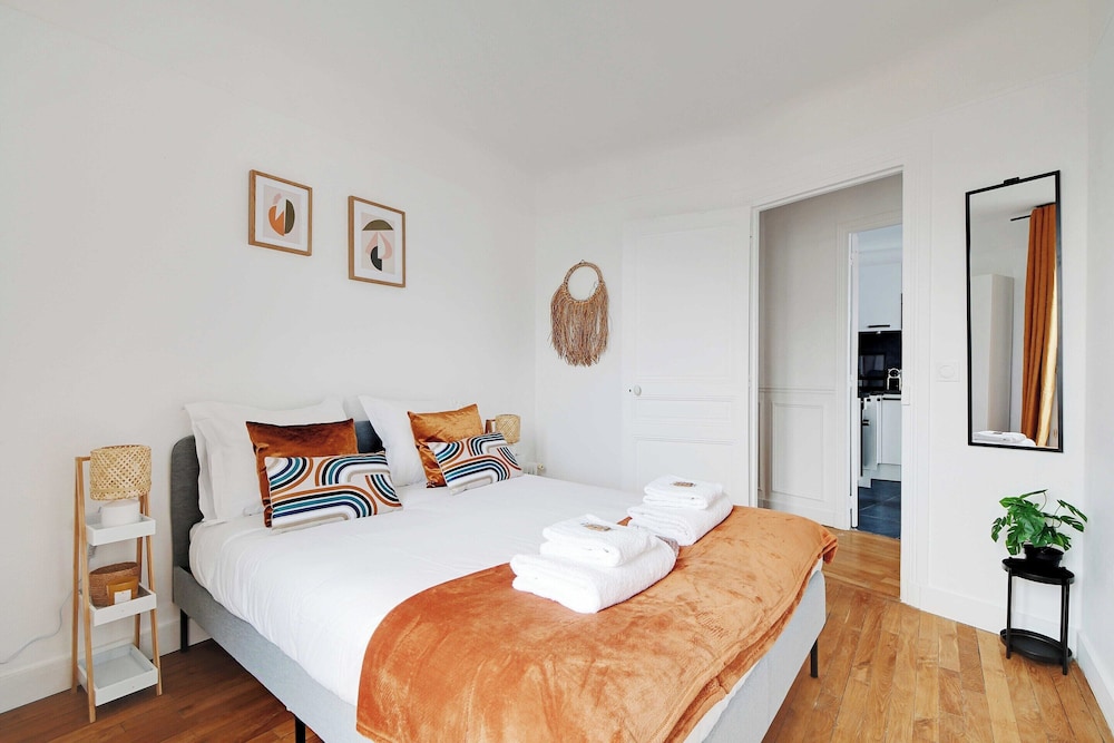 Cozy Apartment 2bdr/4p - in the Heart of Suresnes view 3