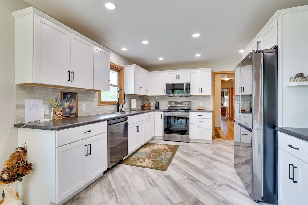 3 Mi to Lake Onalaska: Quaint Home w/ Prairie View