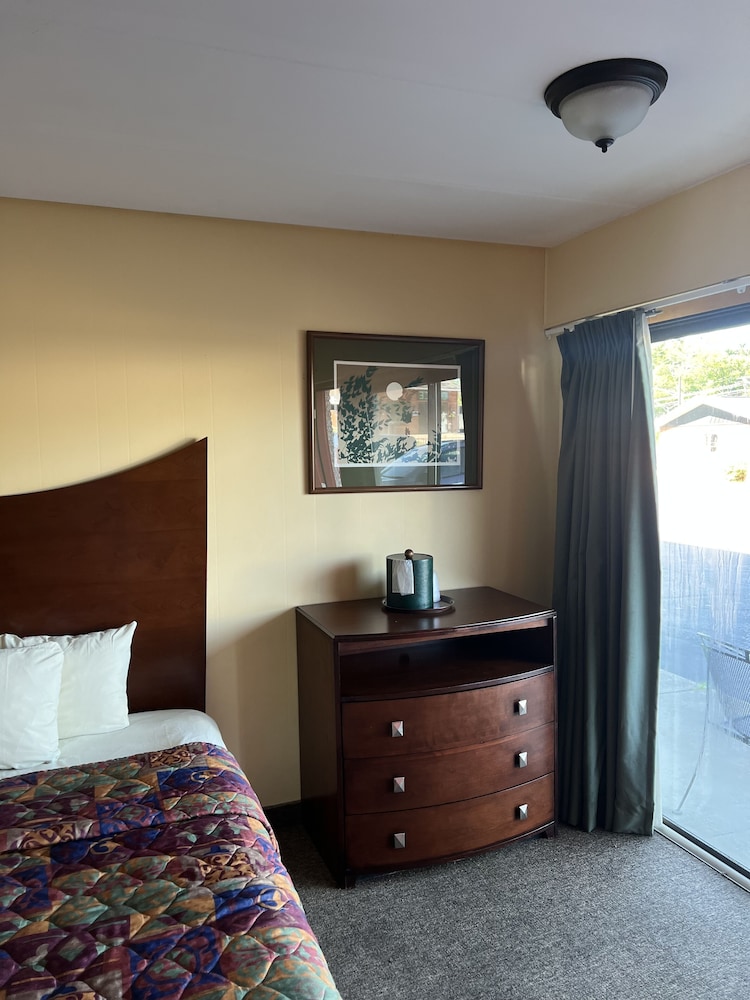 All Star Inn & Suites