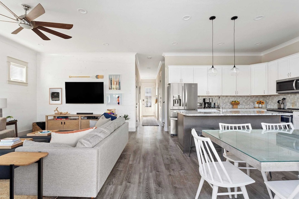Sleeps 18! 7bdr, Backyard Pool, Walk to Beach Miramar Beach Jewel by Avantstay