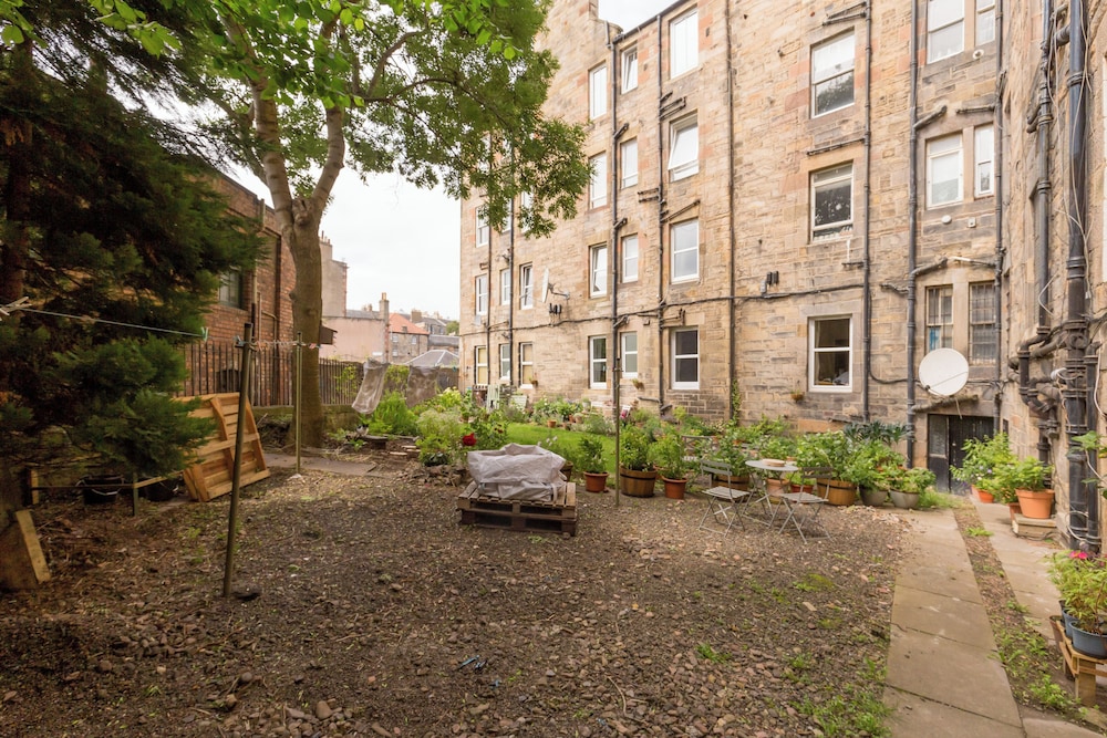 Edinburgh Castle Views Stylish 2BD Flat Sleeps 4
