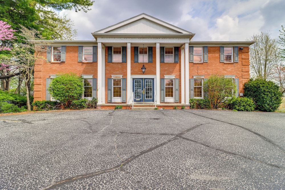 7 Mi to Downtown Toledo & Riverfront: Cozy Apt!