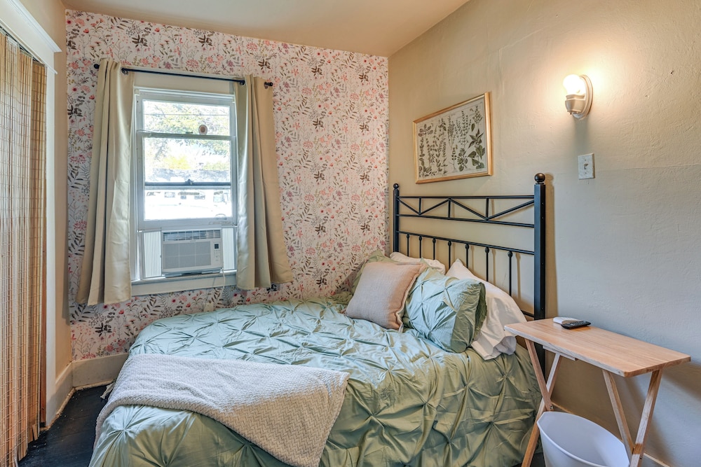 3 Mi to Dtwn Saginaw: Cozy Family Home w/ Yard!