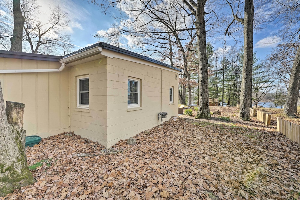 Fire Pit & Grill: Lakeview Mecosta Cottage!