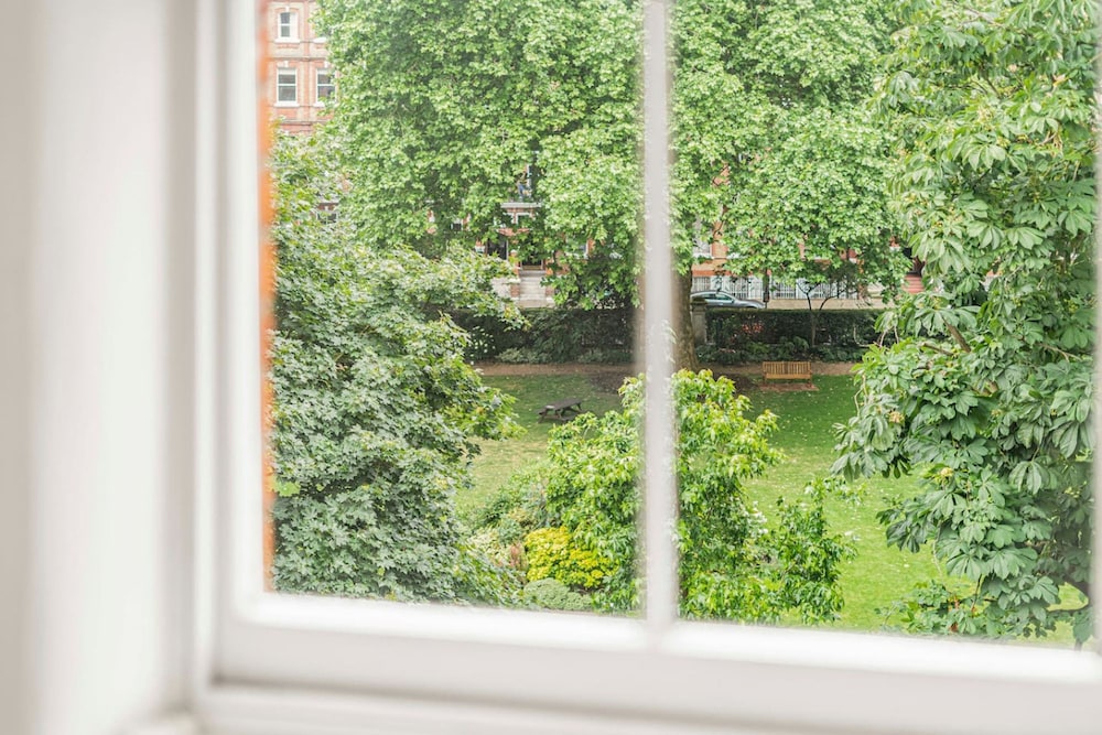 Elegant 1BR Apartment in Kensington With Balcony