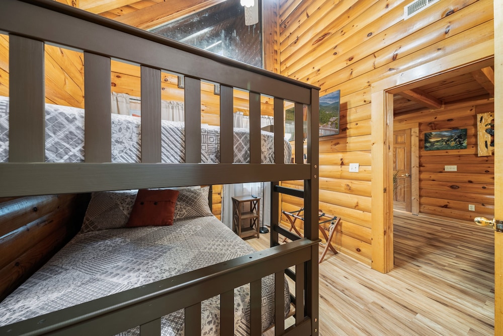 Parkway Treasure 3 Bedroom Cabin by Heavenly Views Resort view 3