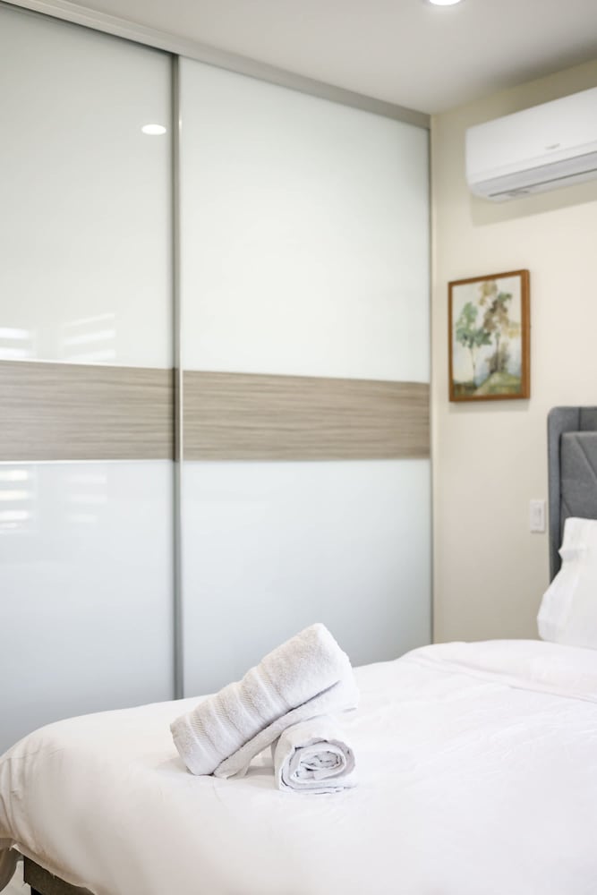 Stylish New Home Bright Modern Fully Stocked