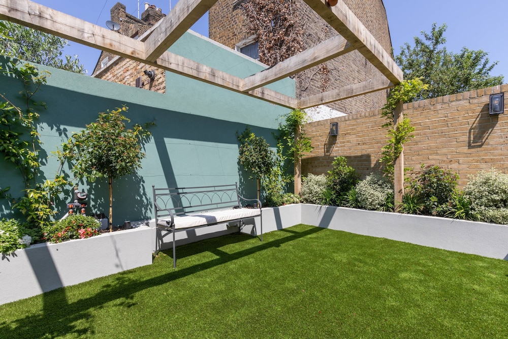 Crondace Road by Onefinestay