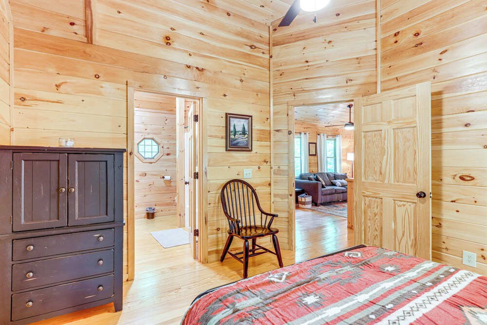 5 Mi to Dtwn Blue Ridge: Spacious Cabin w/ Hot Tub