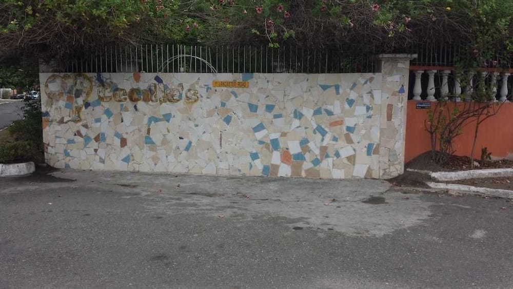 Yardie Guest House - Property Image 3