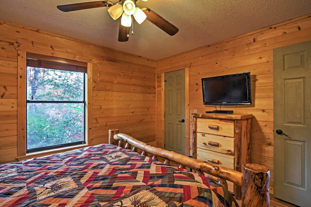 Hot Tub & Mtn Views: Scenic Cabin in Gatlinburg!