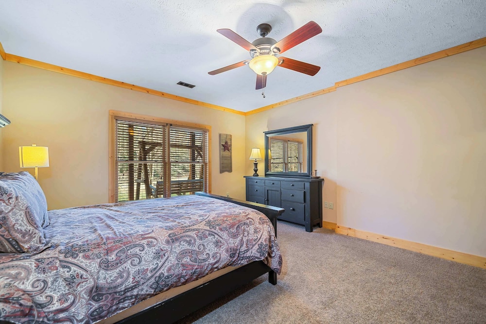 New! Riverfront Retreat Sleeps 12 Ellijay