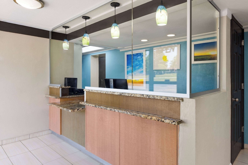 Days Inn & Suites by Wyndham Indianapolis Airport East view 5