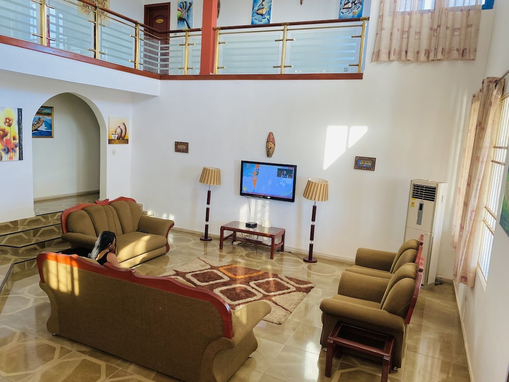 Luxurious Ten-Bedroom Lodge Apartment view 4