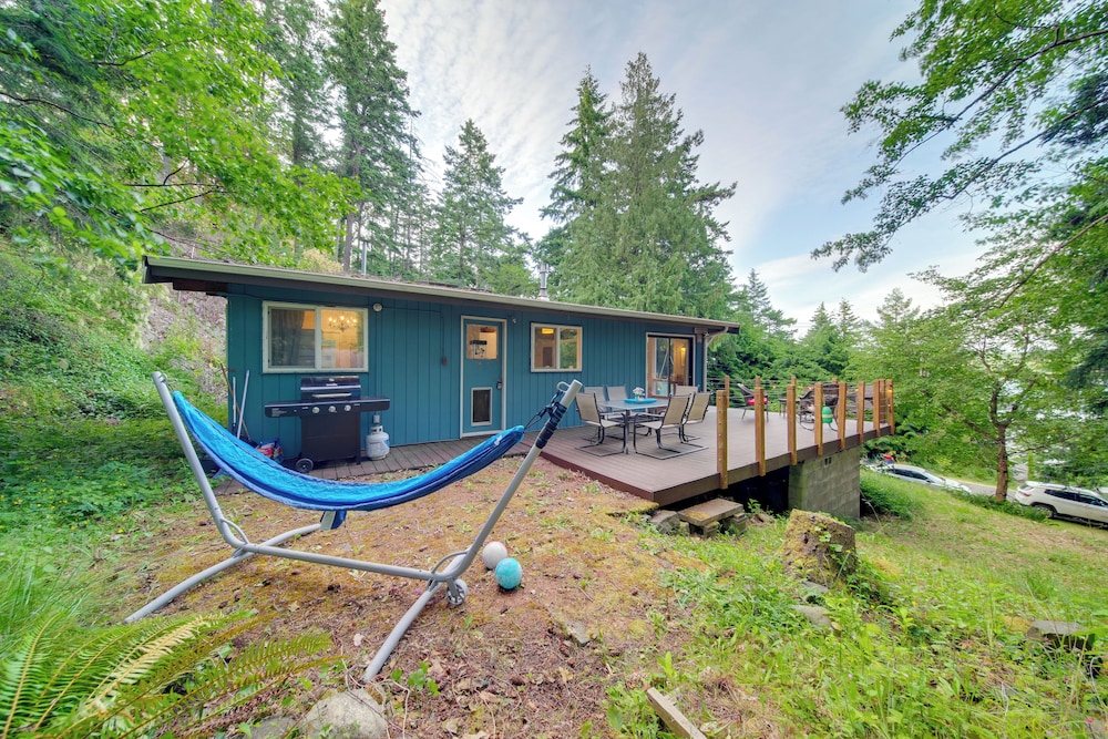 2 Blocks to Puget Sound Beach: Lummi Island Home