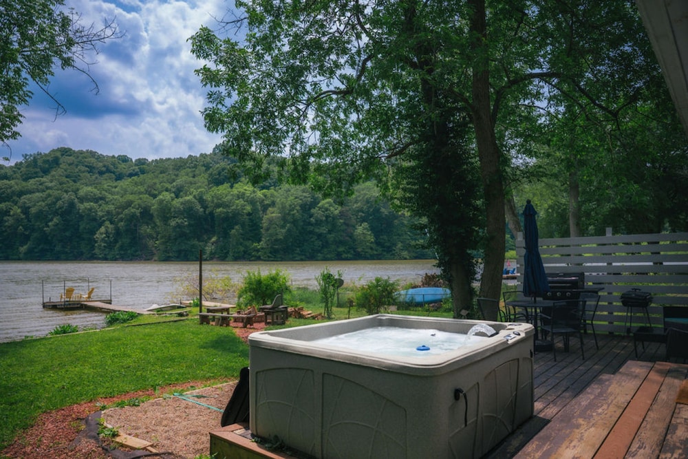 Lake Front Cabin Peaceful hot tub and Fire pit