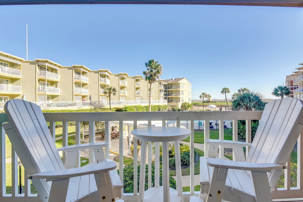 Walk to Galveston Beach: Resort Condo w/ Perks!